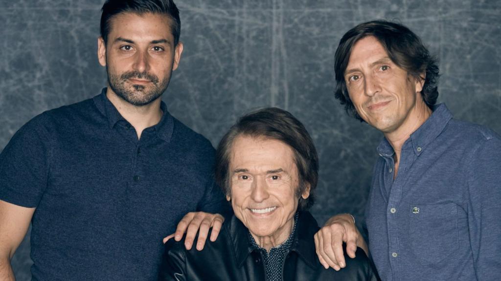 Charlie Arnaiz y Alberto Ortega con Raphael.