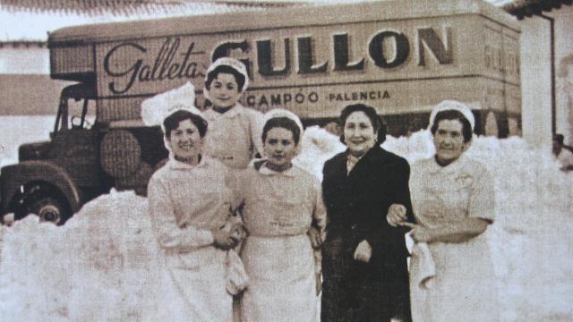 Trabajadoras de Gullón junto a un camión en los inicios de la galletera. Fuente: Galletas Gullón.