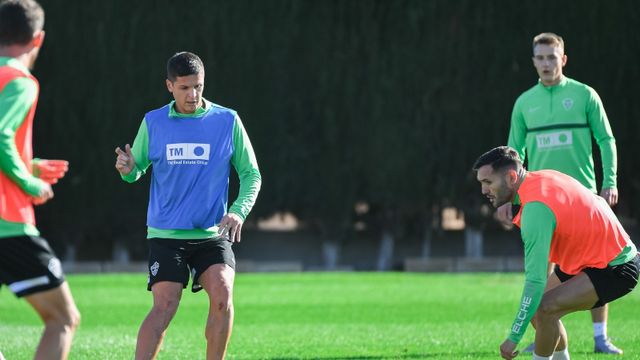 El delantero argentino Guido Carrillo elogia el sistema de trabajo del entrenador del Elche.
