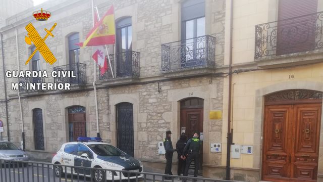 La Guardia Civil traslada a un detenido al Juzgado de Vitigudino