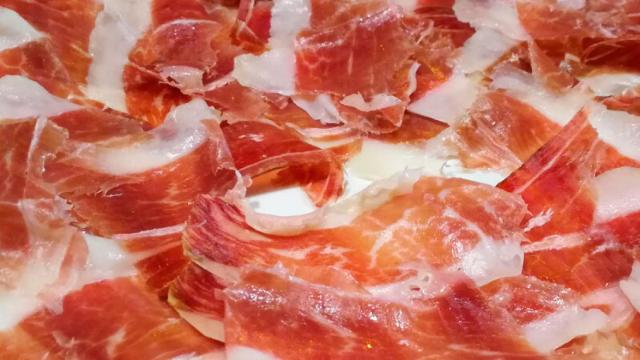 Unas lonchas de jamón ibérico.