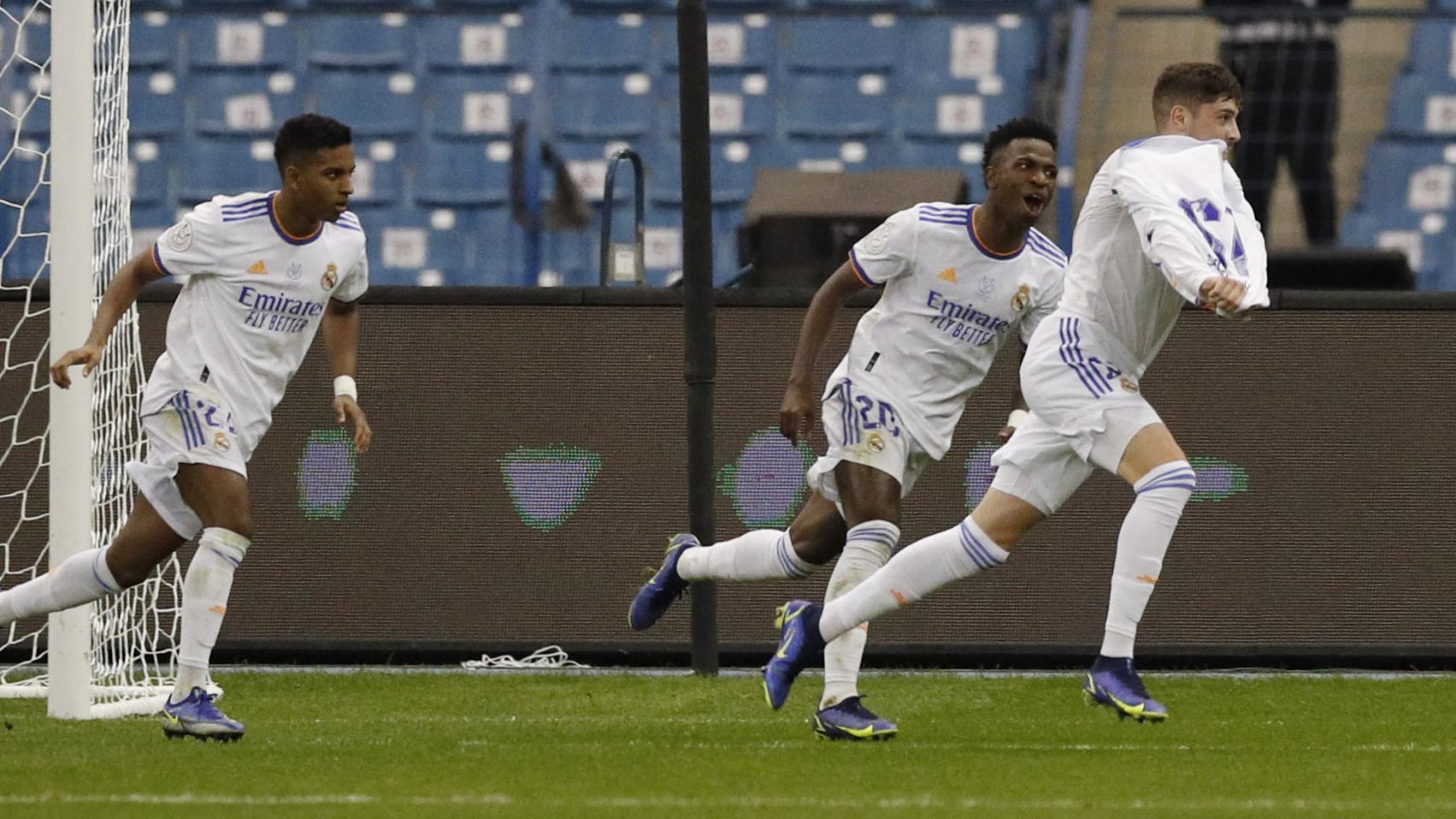 Rodrygo y Vinicius celebran el gol de Fede Valverde al Barça en la Supercopa de España 2022