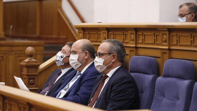 El presidente de Castilla-La Mancha Emiliano García-Page, el vicepresidente José Luis Martínez Guijarro y el consejero de Hacienda y Administraciones Públicas Juan Alfonso Ruiz Molina este jueves en las Cortes.