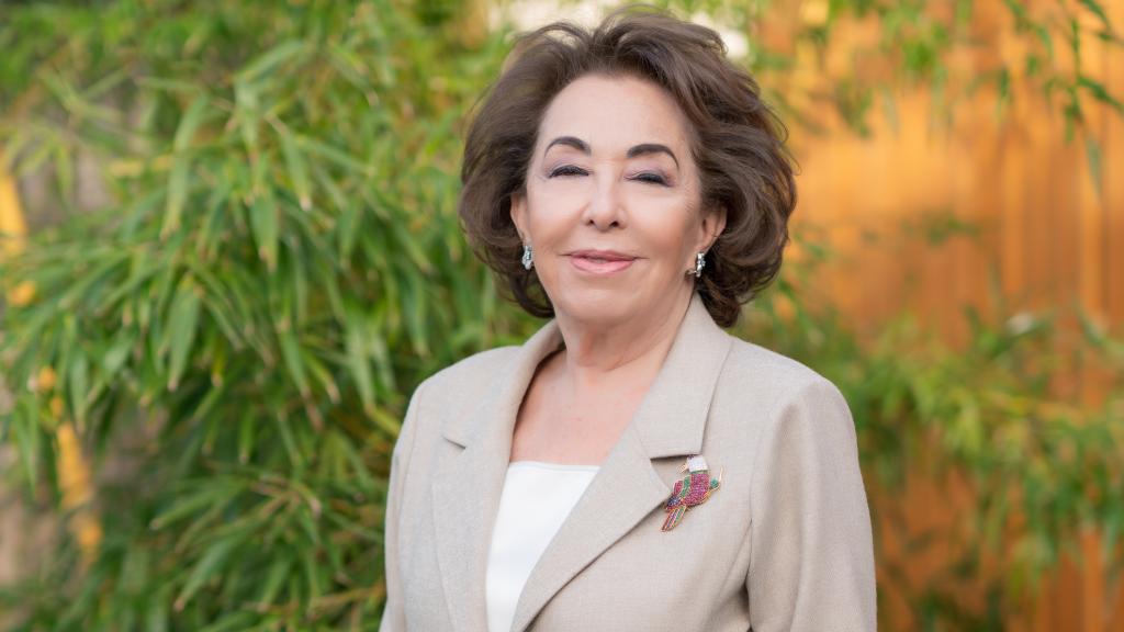 La experta en estética Carmen Navarro en el jardín zen de su nuevo centro en Pozuelo.