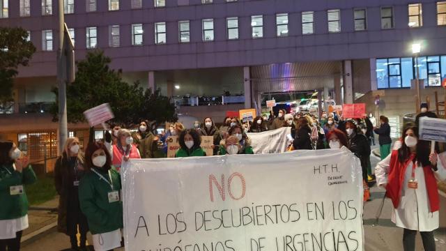 Personal de quirófano del CHUAC se manifiesta para denunciar su situación.