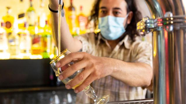 camarero autónomo cerveza mascarilla bar