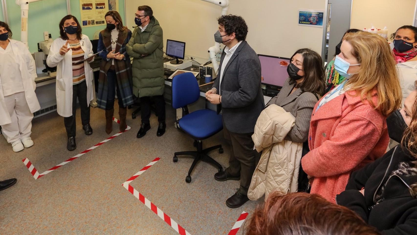 La directora del Intecmar, Covadonga Salgado, recibe una visita de parlamentarios.