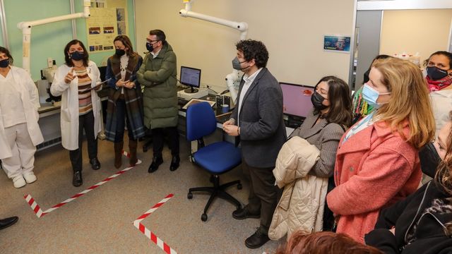 La directora del Intecmar, Covadonga Salgado, recibe una visita de parlamentarios.