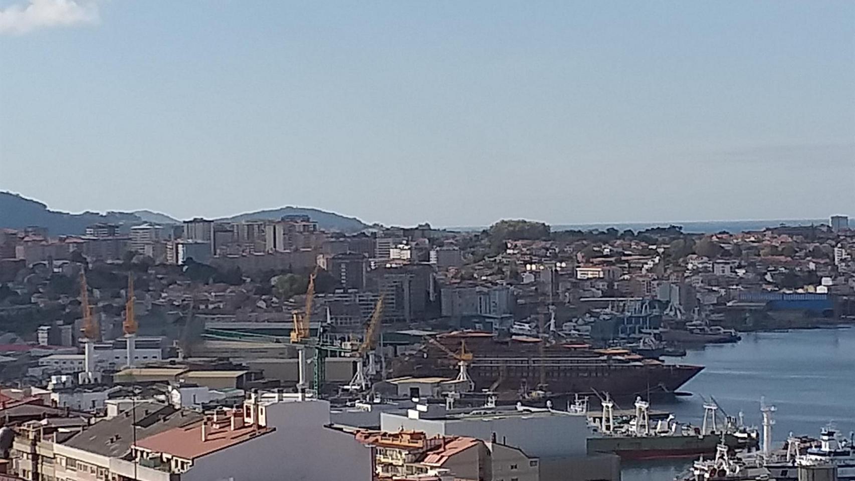 Vista del astillero Hijos de J. Barreras, con el barco de Ritz Carlton en la grada.