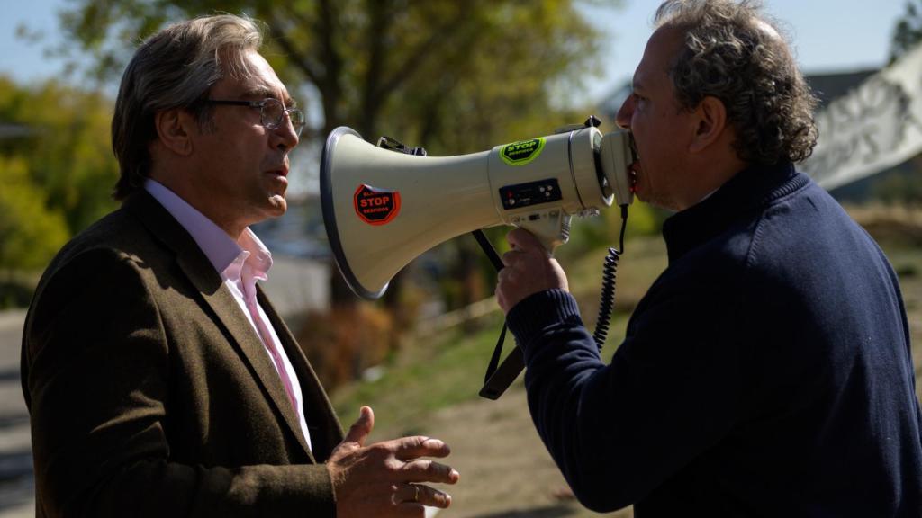 Óscar de la Fuente junto a Bardem en 'El buen patrón'.