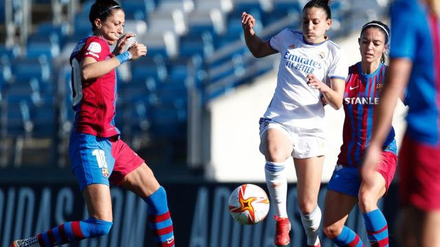 Kaci (Real Madrid) y Jenni Hermoso (FC Barcelona) peleando por un balón