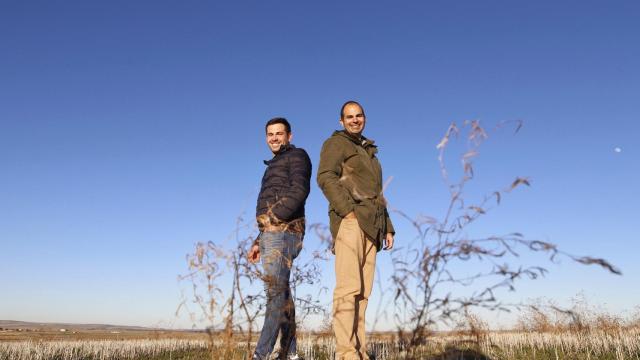 Los alcaldes de Marazuela, Javier Calle (I); y de Marazoleja, Pablo Rincón (D), en la localización donde se ubicará la instalación fotovoltaica de Iberdrola