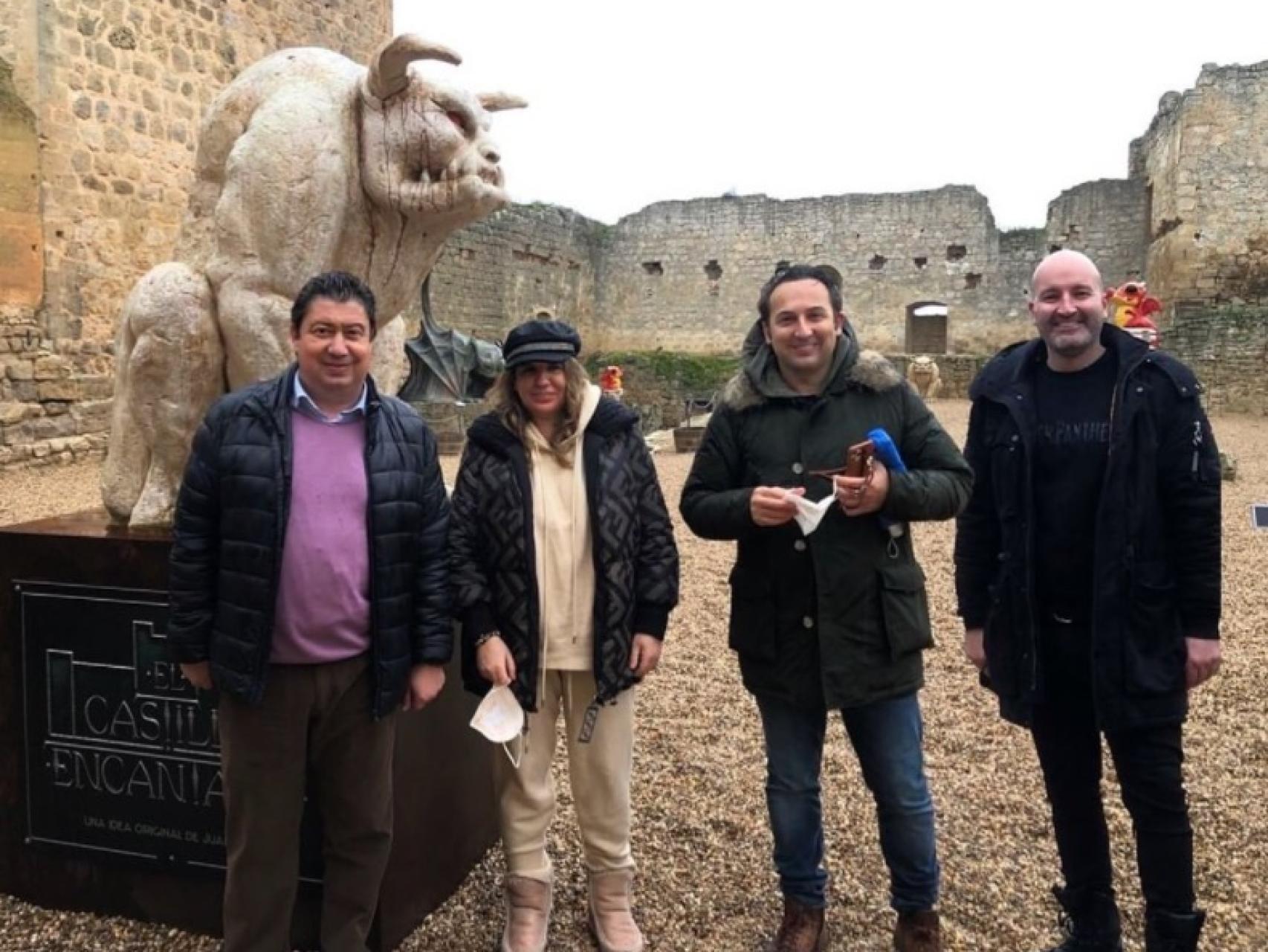 Pedro Pérez, alcalde de Trigueros, junto a Carmen Porter, Iker Jiménez y Juan Villa. Fotografía: Instagram de Juan Villa