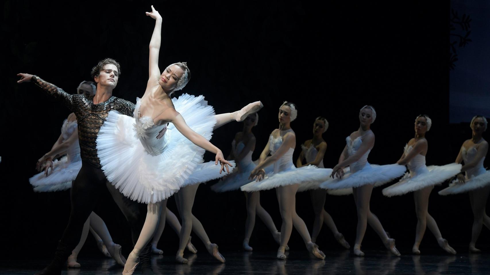 Liam Blair (Siegfried) y Mika Yoneyama (Odette), durante la función. Foto: Teatro de la Maestranza.