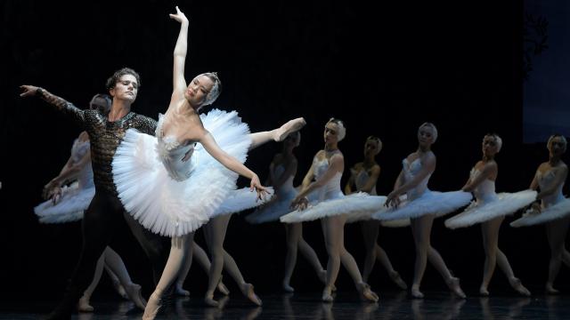 Liam Blair (Siegfried) y Mika Yoneyama (Odette), durante la función. Foto: Teatro de la Maestranza.