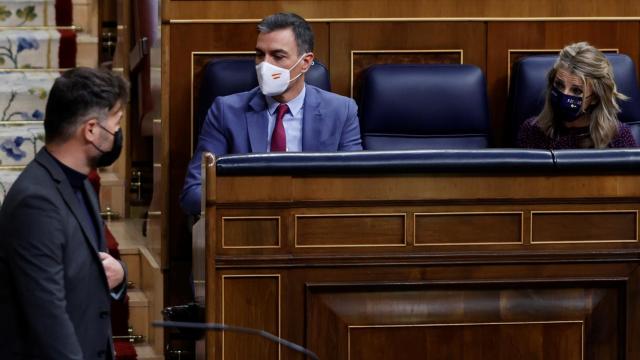 Gabriel Rufián, portavoz de ERC, junto al presidente del Gobierno, Pedro Sánchez, y la vicepresidenta segunda, Yolanda Díaz.
