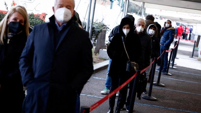 Varias personas hacen cola a la esperar de recibir una dosis de la vacuna contra la Covid en Roma.