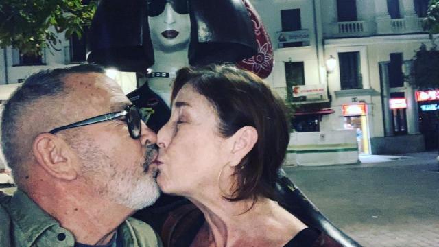 Verónica Forqué y Antonio Panizza se besan ante una Menina demostrando la gran complicidad que tenían en su inquebrantable amistad.