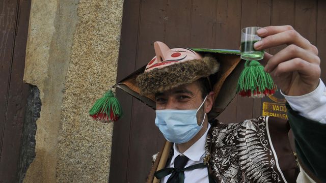 Un `Peliqueiro con un vaso de de xestreu en Laza (Ourense).