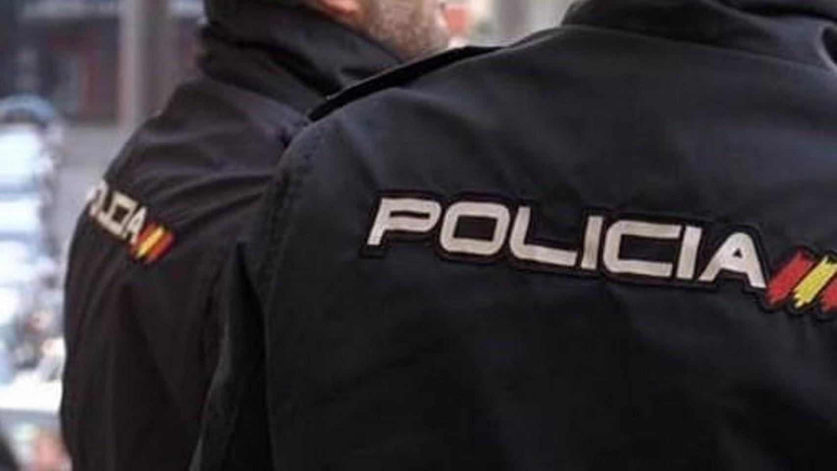 Dos agentes de la Policía Nacional.