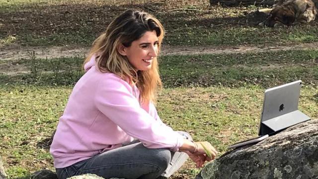 Camino Limia, ganadera de ovino merino, en la dehesa donde pastorea a sus ovejas