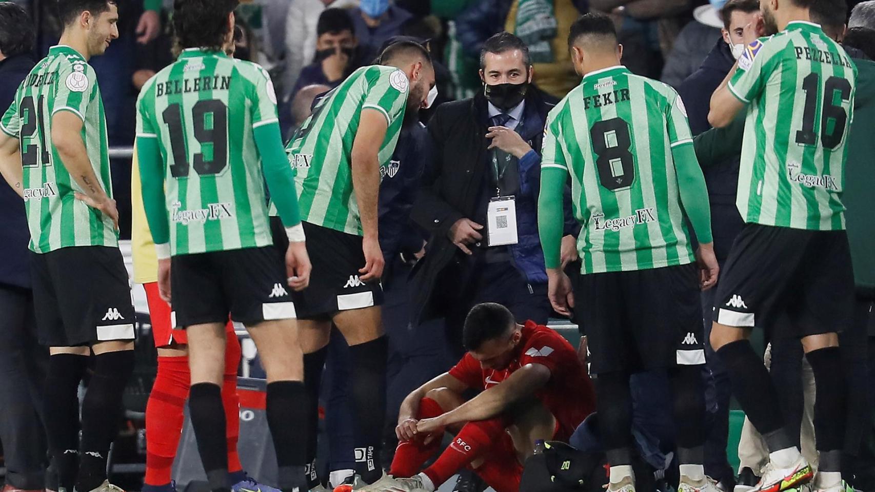 Joan Jordán tras sufrir un golpe en su cabeza por una barra de plástico lanzada desde la grada