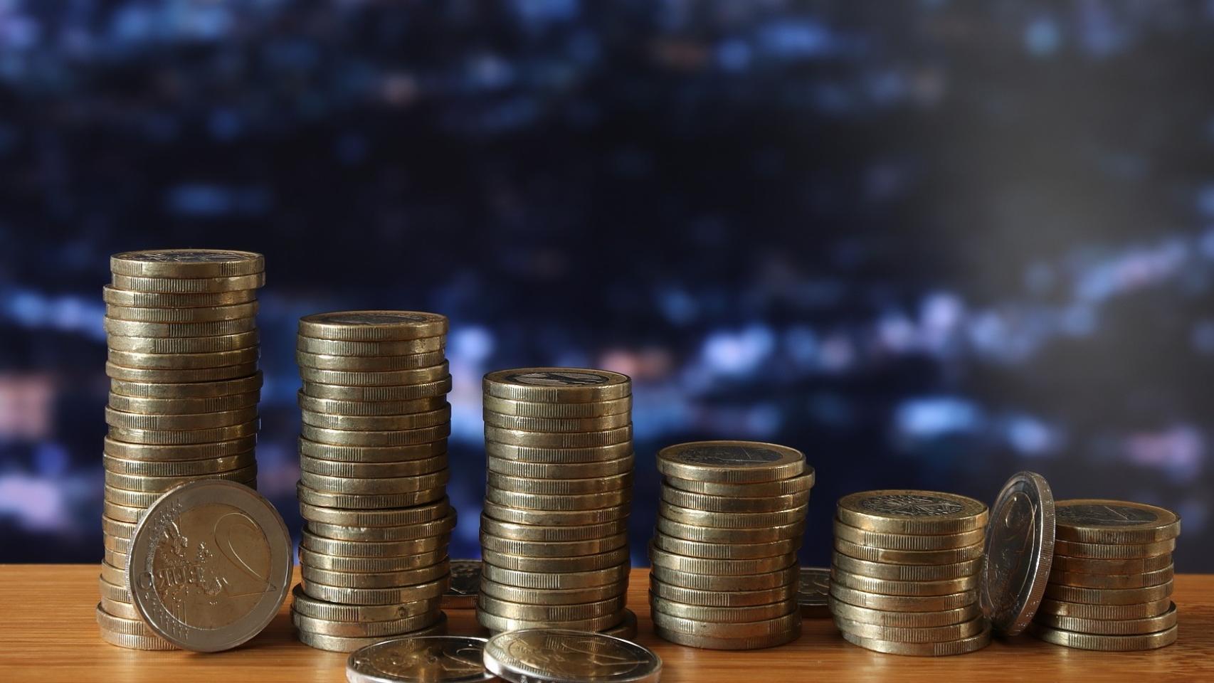 Varias pilas de monedas.