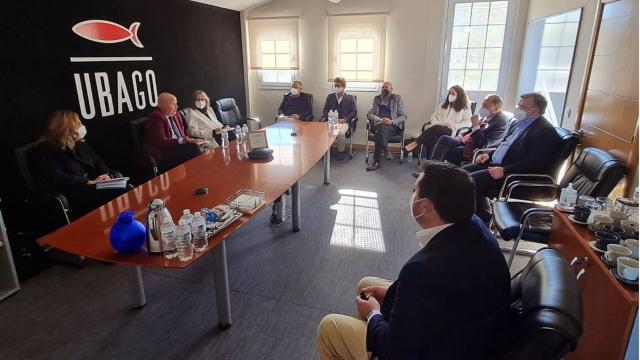 Javier Imbroda, consejero de Educación, en su visita a la empresa Ubago.