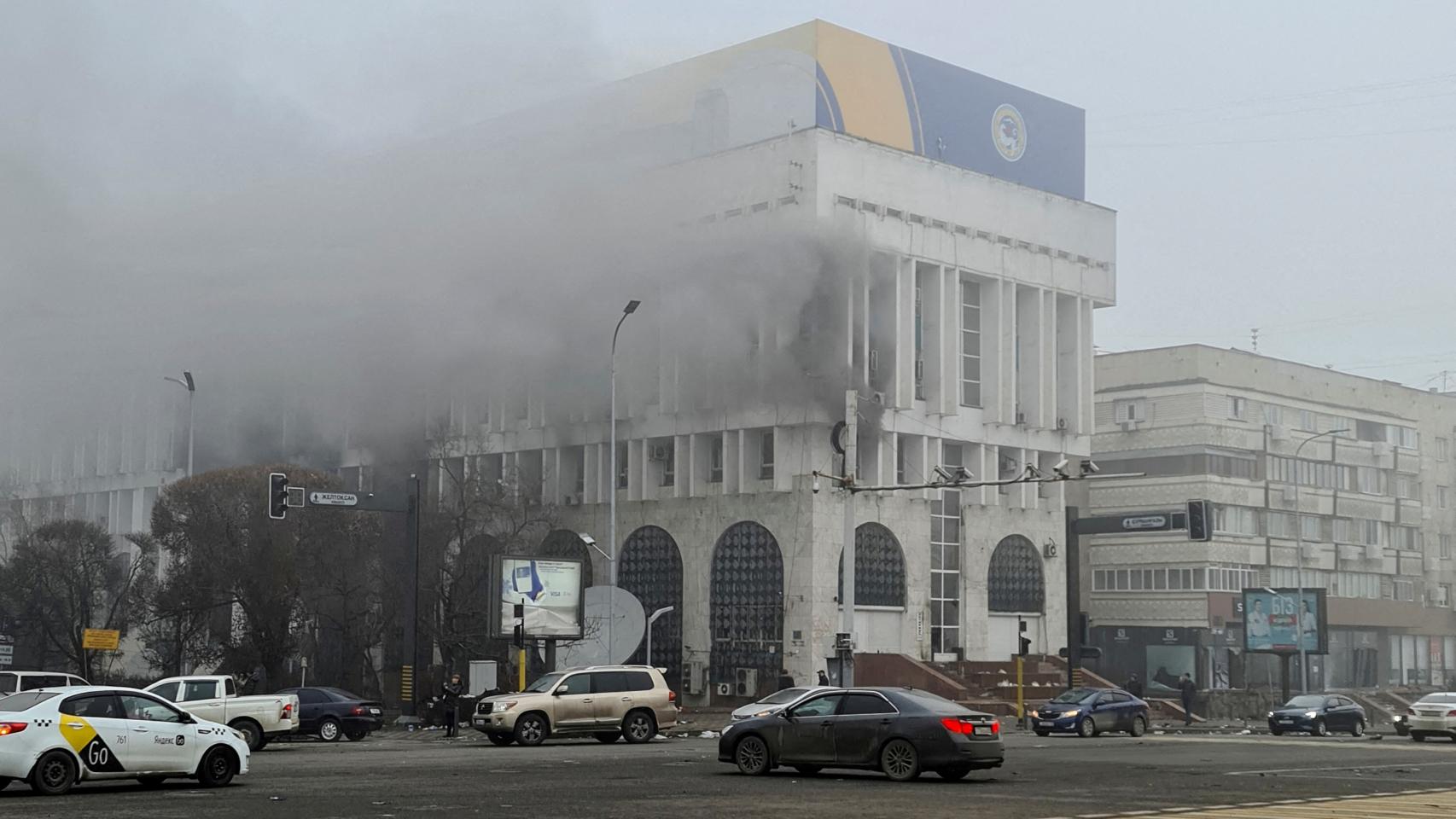 El humo sale de un edificio tras las protestas en Almatý, Kazajistán.