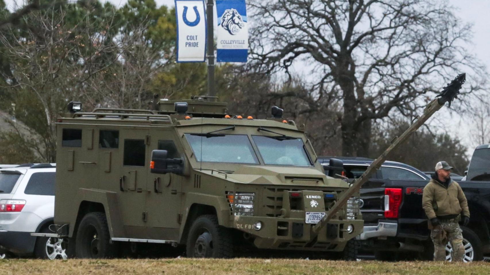 un vehículo de las fuerzas de seguridad en el área del secuestro.