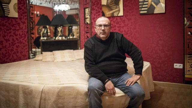 Miguel 'El Músico', en la suite faraón de su hotel.