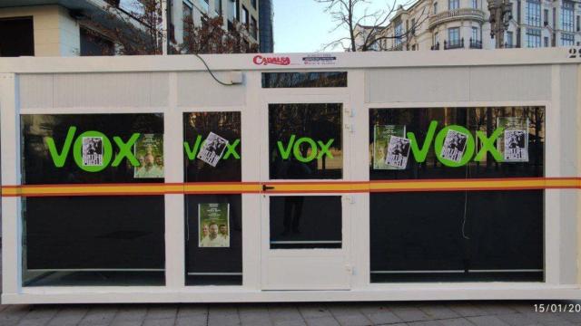 Varios carteles pegados en una de las oficinas de VOX Valladolid