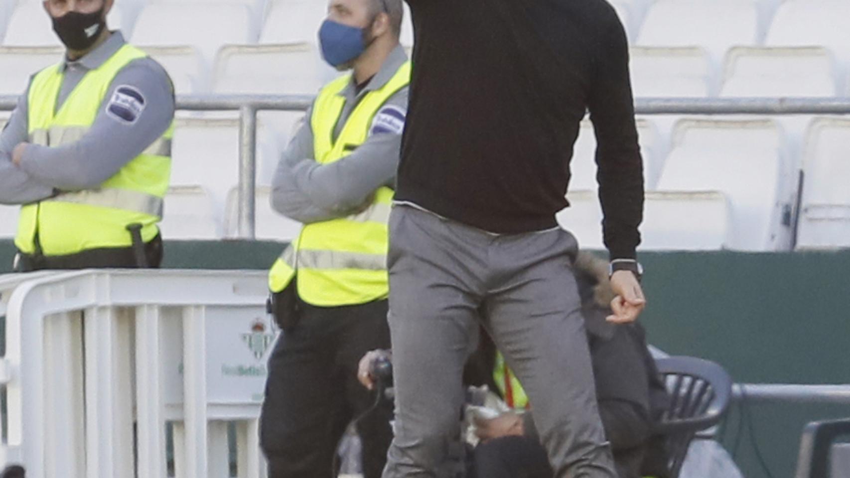 Julen Lopetegui da instrucciones.