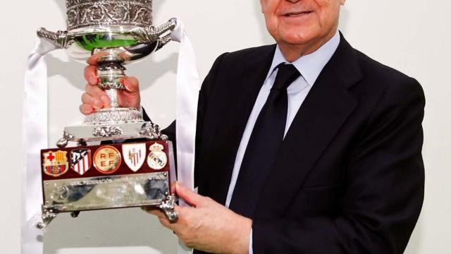 Florentino Pérez, con la Supercopa de España.