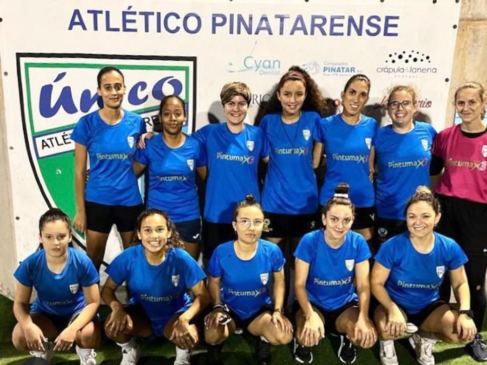 La plantilla del Atlético Pinatarense posando antes de un partido en Primera Autonómica Femenina de la Región de Murcia.