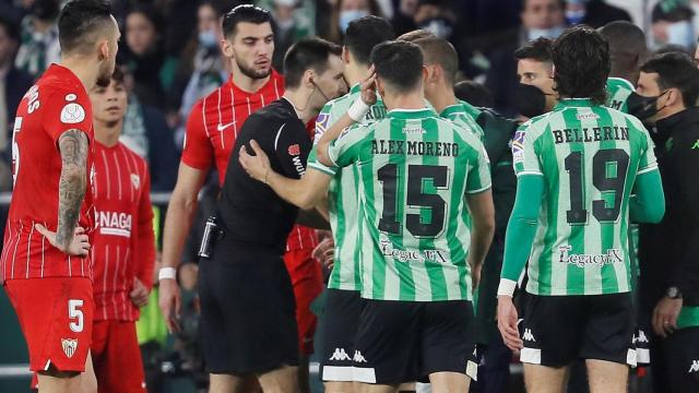 De Burgos Bengoetxea, junto a jugadores de Betis y Sevilla antes de suspender el derbi