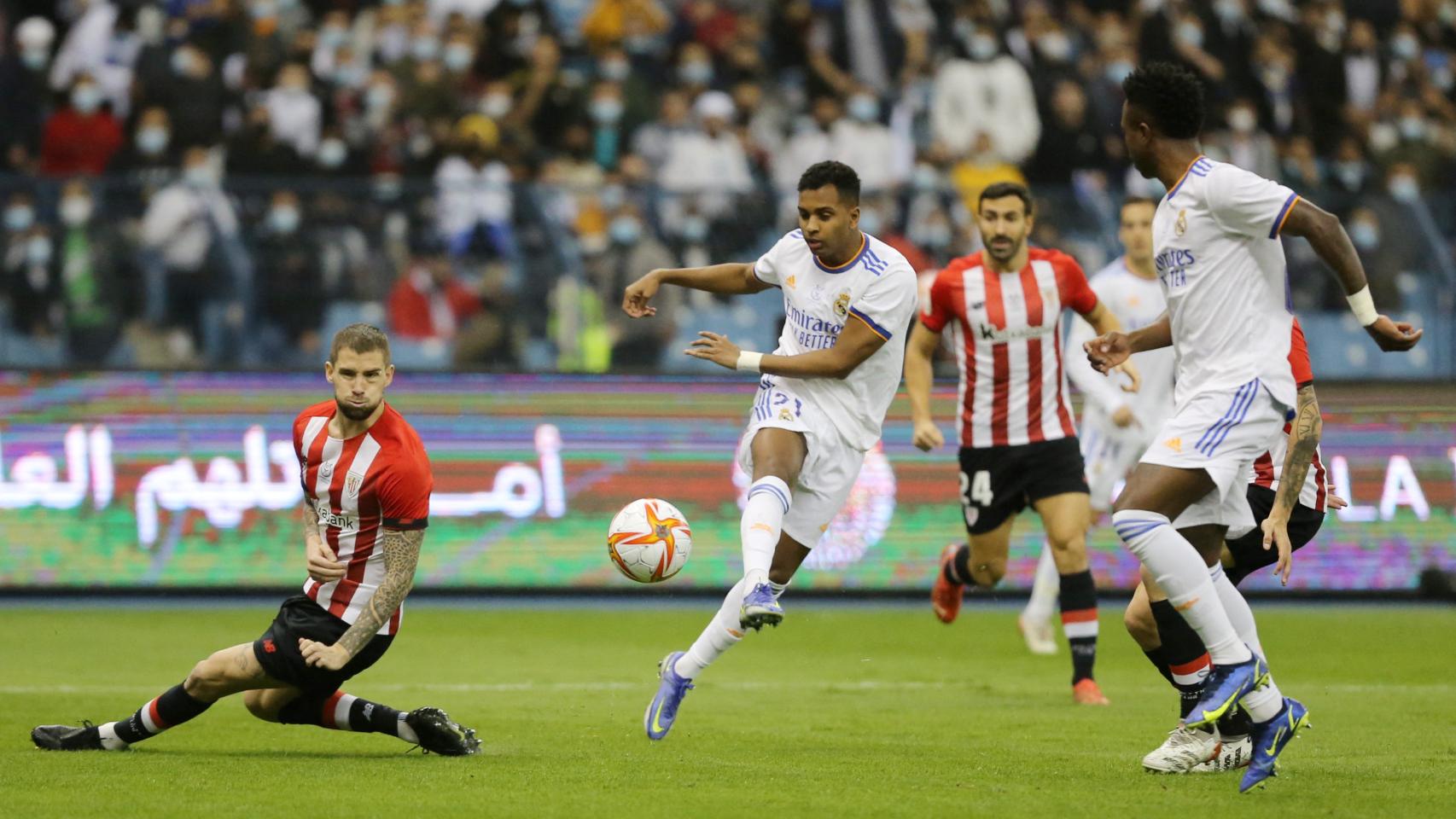 Rodrygo Goes dispara a la portería del Athletic Club