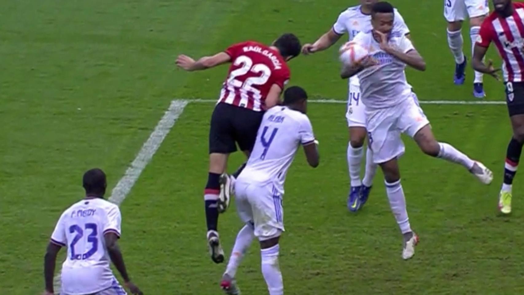 César Soto Grande expulsa a Eder Militao por una mano dentro del área y pita penalti