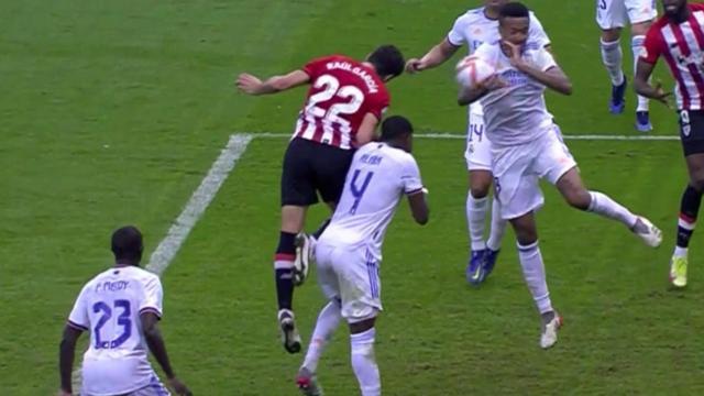 César Soto Grande expulsa a Eder Militao por una mano dentro del área y pita penalti