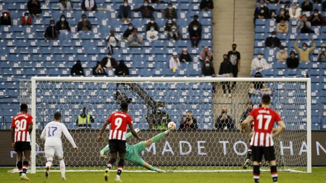 Thibaut Courtois para con el pie un penalti a Raúl García