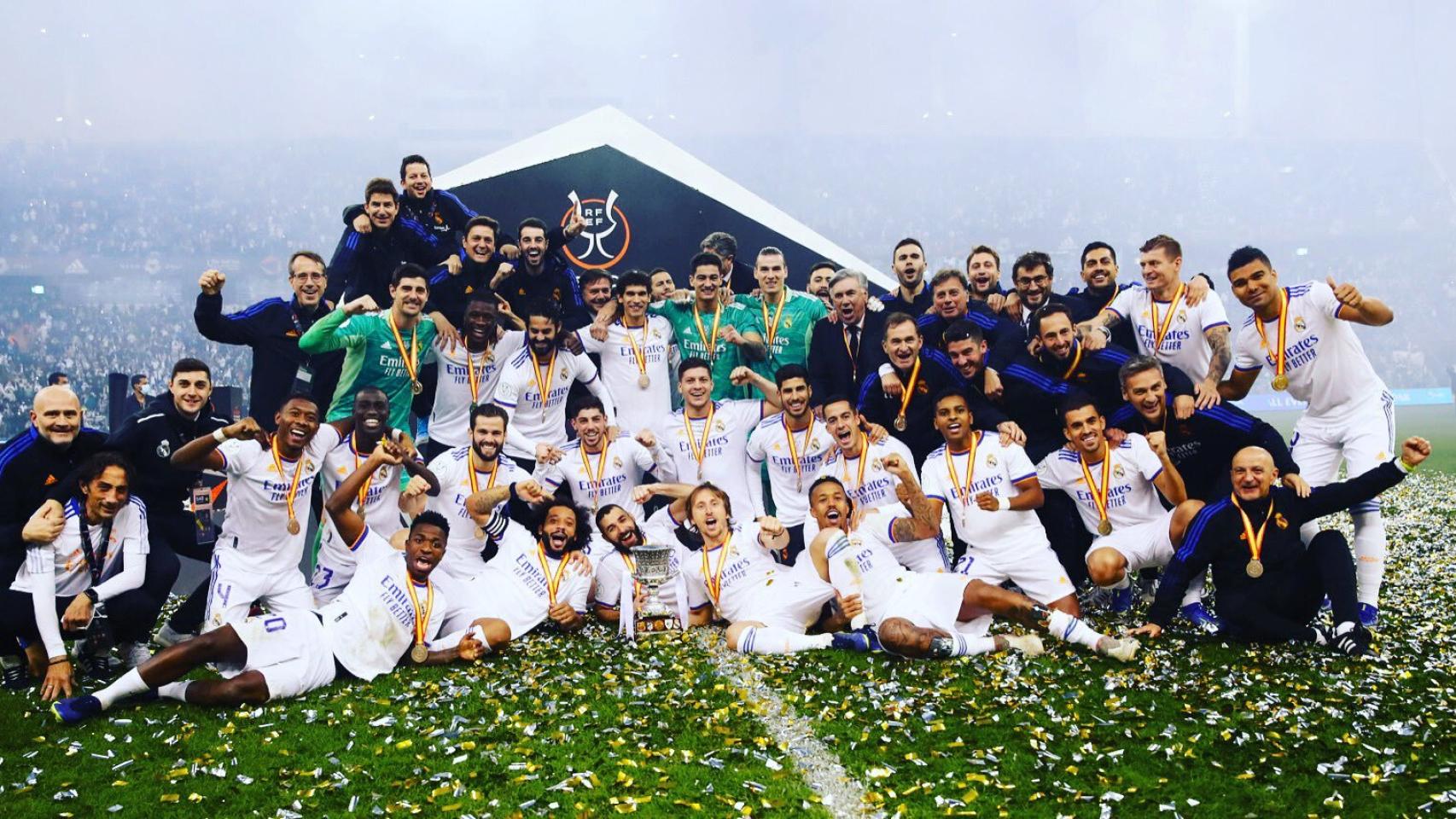 Los jugadores y el cuerpo técnico del Real Madrid celebran la Supercopa de España.