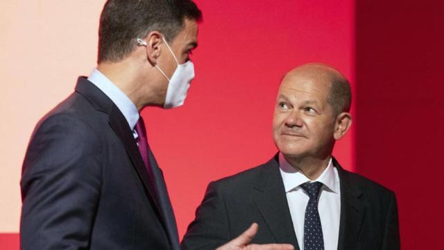 El presidente Pedro Sánchez y el canciller alemán, Olaf Scholz, en un acto político en Berlín el pasado junio.