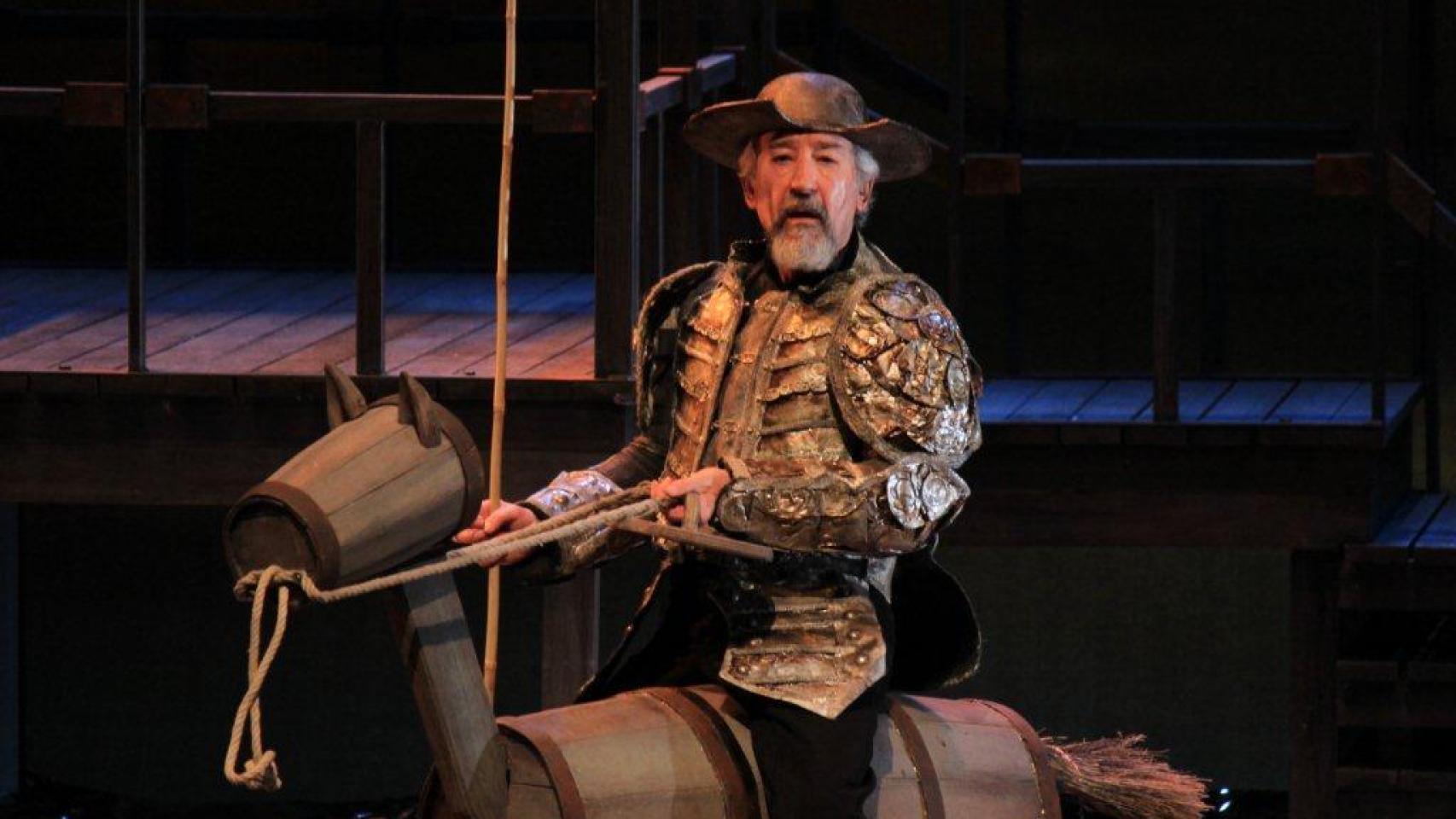 José Sacristán en el papel de don Quijote, en una obra de teatro.