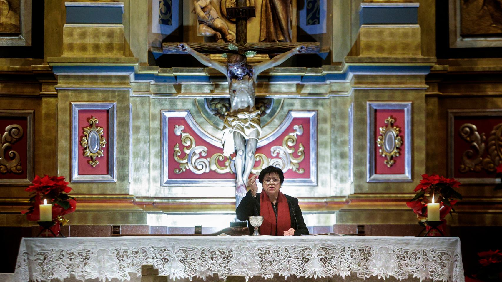 Concepción Motlló celebra la liturgia en la Iglesia de Sant Jaume de Arbeca (Lleida)