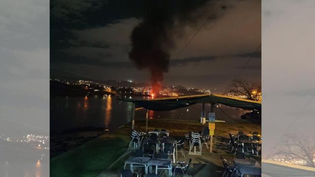 Arden dos embarcaciones frente al puerto de Moaña (Pontevedra)