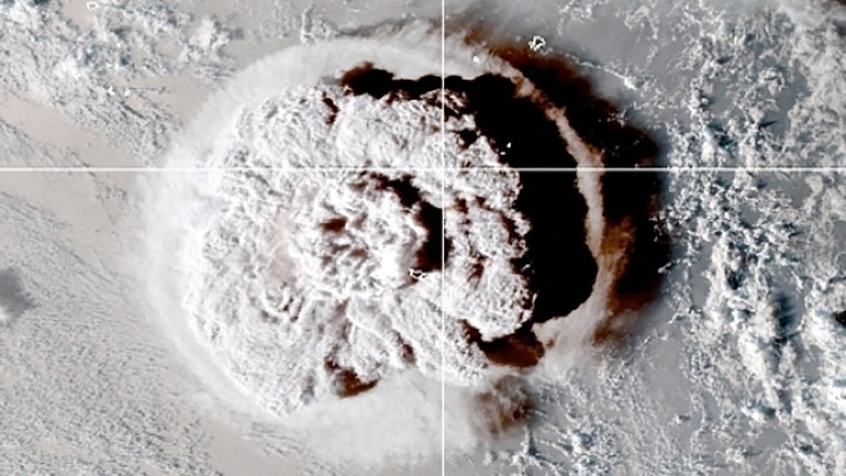 Imagen satelital de la erupción de un volcán submarino cerca de la nación insular de Tonga.