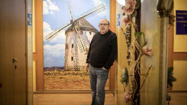 'El Músico', posando en uno de los pasillos del hotel de Valdepeñas. Foto: Jorge Barreno El Español.