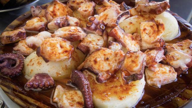 Un plato de madera de pulpo a la gallega.