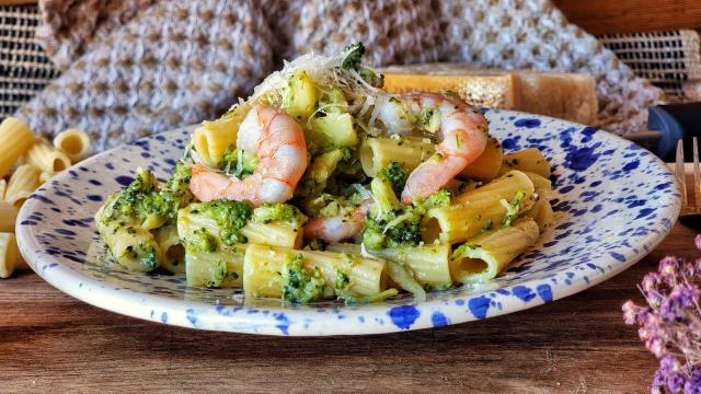Pasta con brócoli y langostinos, una receta fácil para todos los días