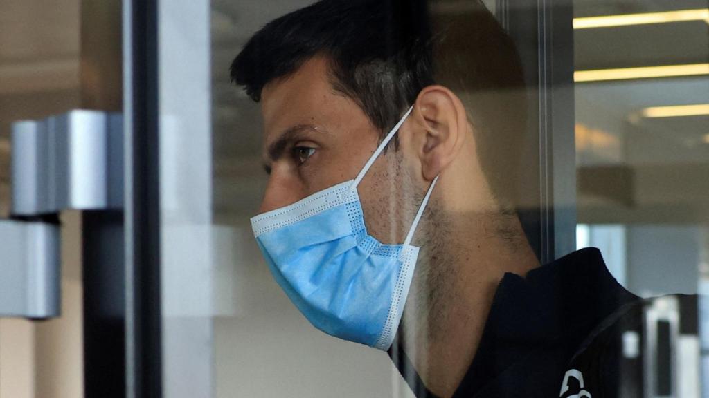 Novak Djokovic, en la terminal del aeropuerto de Belgrado tras llegar de Australia.